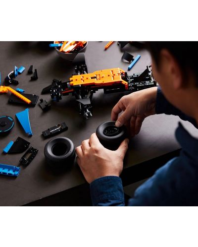 Κατασκευαστής Lego Technic - Αγωνιστικό αυτοκίνητο McLaren Formula 1 (42141) - 6