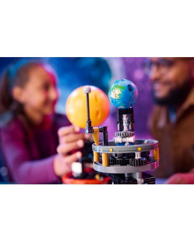 Κατασκευαστής LEGO Technic - Πλανήτης Γη και Σελήνη σε τροχιά (42179) - 8
