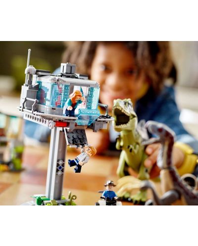 Κατασκευή Lego Jurassic World - Επίθεση του Γιγαντόσαυρου και του Θεριζινόσαυρου (76949) - 9