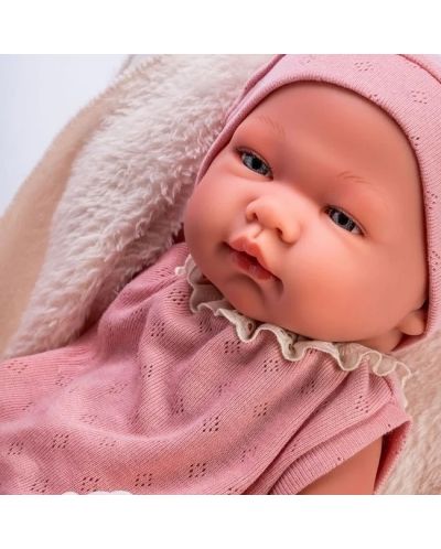 Κούκλα μωρό Asi Dolls -Η Μαρία, με ροζ κορμάκι και μπεζ κουβέρτα, 43 cm - 2