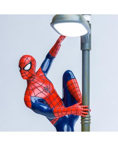 Λάμπα Paladone Marvel: Spider-Man - Spidey on Lamp, 33 cm - 2