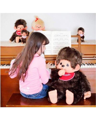 Λούτρινο παιχνίδι Monchhichi - Μαϊμού  κοριτσάκι με κόκκινη σαλιάρα, 80 εκ  - 3