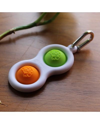 Αισθησιακό παιχνίδι - μπρελόκ Tomy Fat Brain Toys - Simple Dimple,πορτοκαλί/πράσινο  - 3
