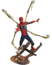 Αγαλματίδιο  Diamond Select Marvel: Avengers - Iron Spider-Man, 30 cm	