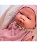 Κούκλα μωρό Asi Dolls -Η Μαρία, με ροζ κορμάκι και μπεζ κουβέρτα, 43 cm - 2t