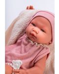 Κούκλα μωρό Asi Dolls -Η Μαρία, με ροζ κορμάκι και μπεζ κουβέρτα, 43 cm - 3t