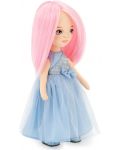 Απαλή κούκλα Orange Toys Sweet Sisters - Billie με σατέν μπλε φόρεμα, 32 cm - 4t