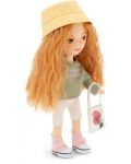 Απαλή κούκλα Orange Toys Sweet Sisters -Sunny με πράσινο πουλόβερ, 32 cm - 4t