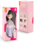 Απαλή κούκλα Orange Toys Sweet Sisters - Η Lilu με μωβ φόρεμα, 32 cm - 2t