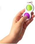 Αισθησιακό παιχνίδι - μπρελόκ Tomy Fat Brain Toys - Simple Dimple, πράσινο/μωβ - 3t