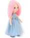 Απαλή κούκλα Orange Toys Sweet Sisters - Billie με σατέν μπλε φόρεμα, 32 cm - 4t